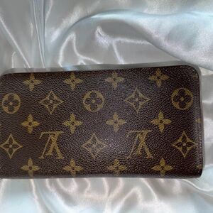 Louis Vuitton Monogram Zippy Wallet